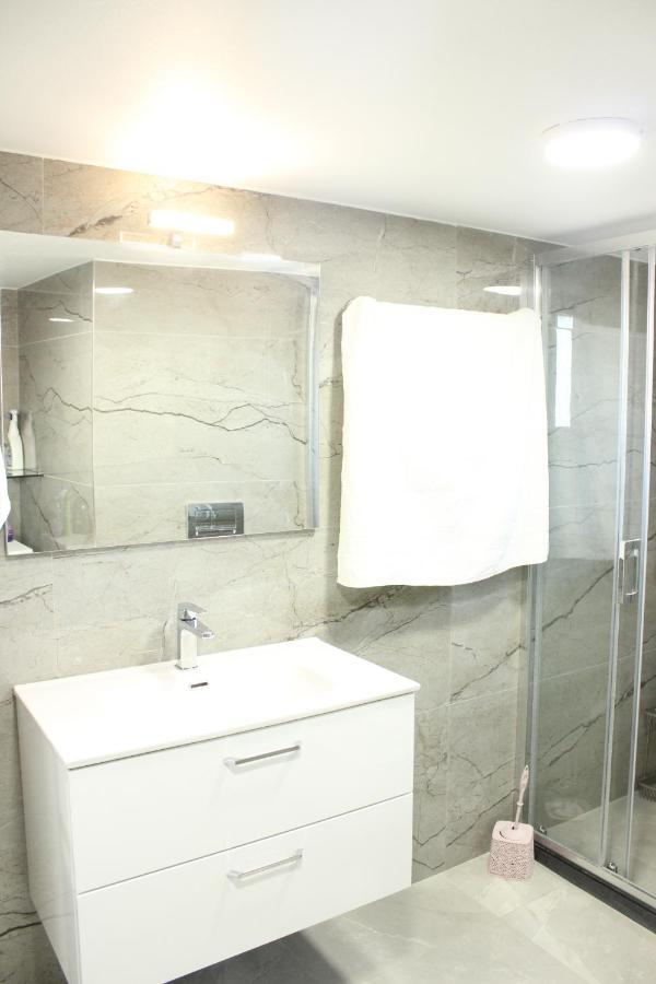 Leva'S Apartments Sarande Exterior photo